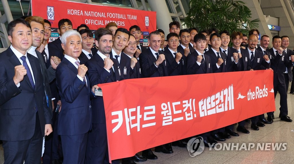 Members of the South Korean team for the 2022 FIFA World Cup pose for photos at Incheon International Airport in Incheon, just west of Seoul, on Nov. 13, 2022, before departing for Qatar. (Yonhap)