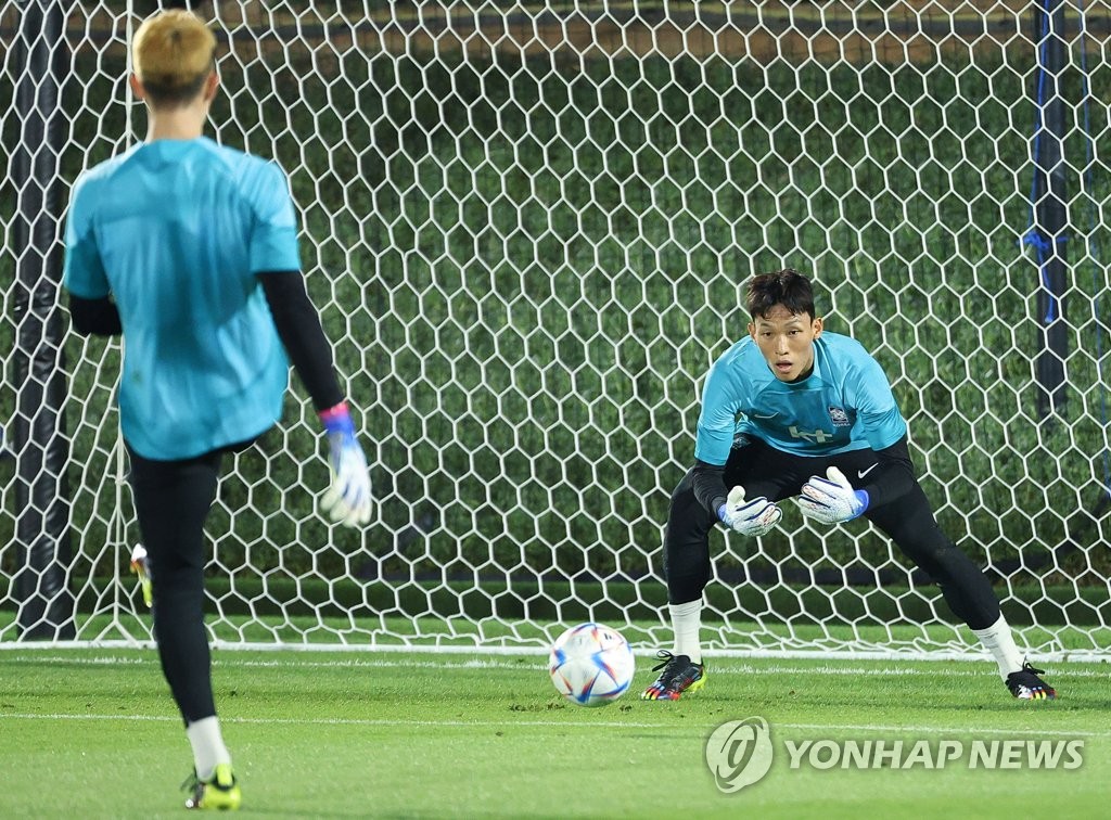 South Korean goalkeepers Jo Hyeon-woo (L) and Kim Seung-gyu take part in the team's training session ahead of the 2022 FIFA World Cup at Al Egla Training Facility in Doha on Nov. 14, 2022. (Yonhap)