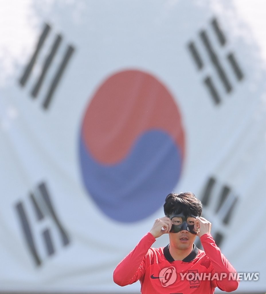 El capitán de la selección nacional de fútbol de Corea del Sur, Son Heung-min, ajusta su máscara protectora en un entrenamiento, el 16 de noviembre de 2022, en la Instalación de Entrenamiento Al Egla, en Doha, Catar, en preparación de la Copa Mundial 2022.