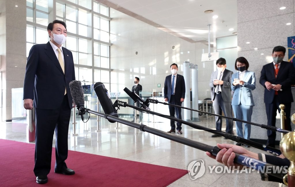 El presidente surcoreano, Yoon Suk-yeol (izda.), responde a las preguntas de los reporteros a su llegada al trabajo, el 18 de noviembre de 2022, en la oficina presidencial, en Seúl. (Foto proporcionada por el cuerpo de prensa. Prohibida su reventa y archivo)