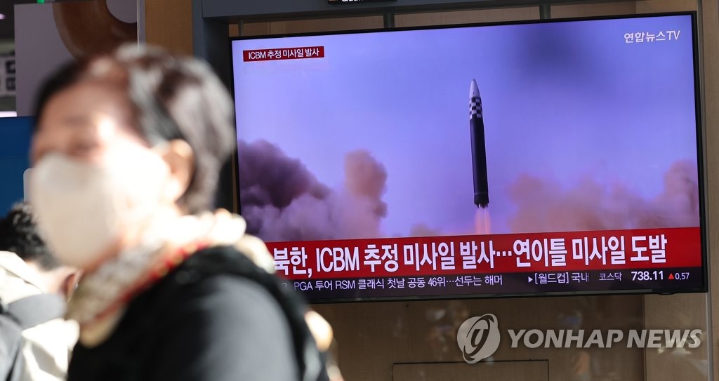 Un téléviseur installé à la gare de Séoul montre des informations sur un tir de missile balistique intercontinental (ICBM) de la Corée du Nord, le vendredi 18 novembre 2022. 