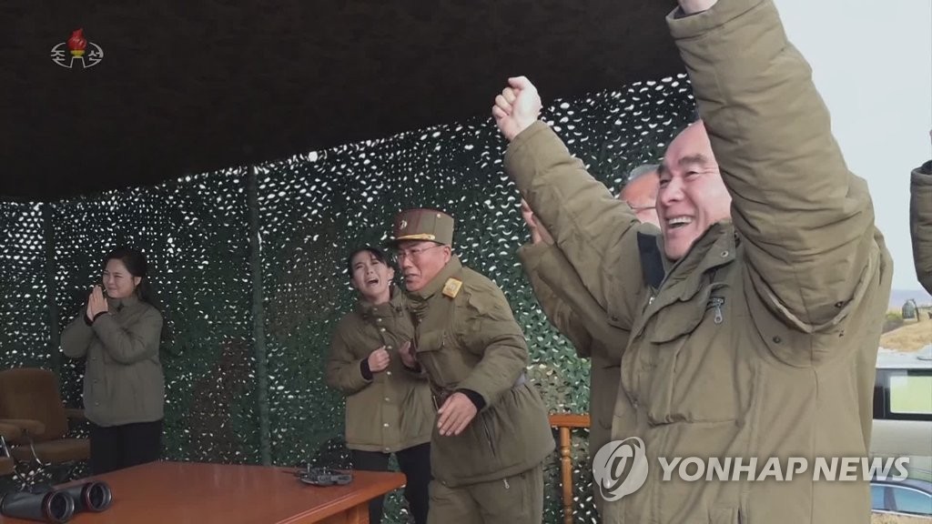 기뻐하는 북한 리설주와 김여정