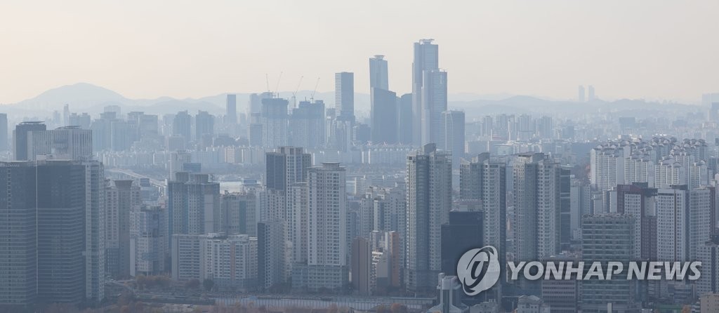 This photo taken Nov. 20, 2022, shows apartment buildings in Seoul. (Yonhap)