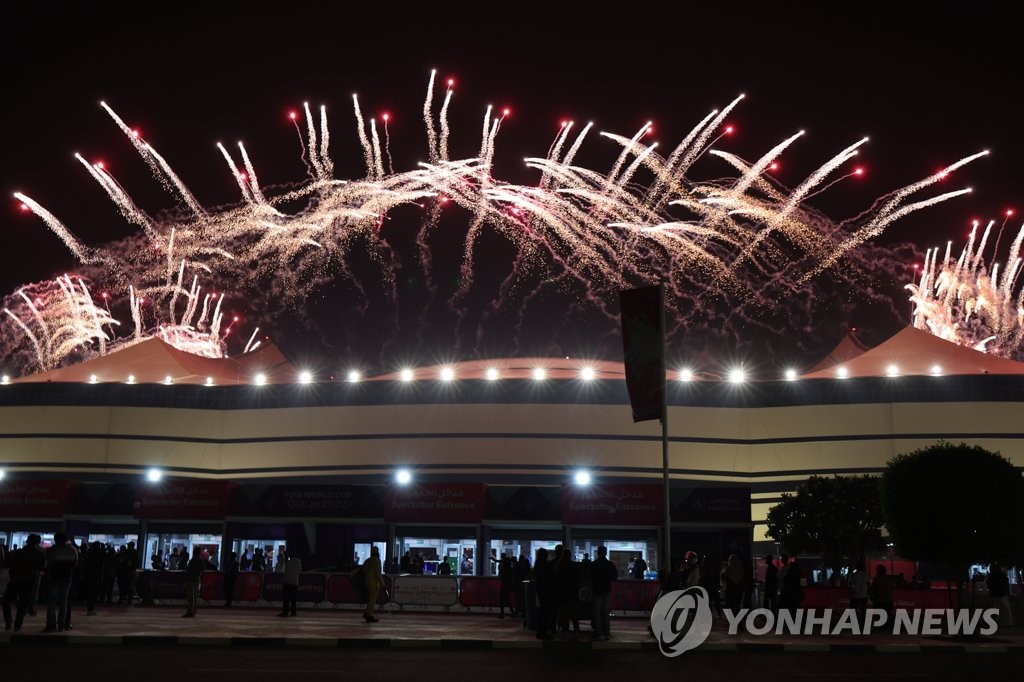 Les feux d'artifice de la cérémonie d'ouverture de la Coupe du monde au Qatar, le dimanche 20 novembre 2022 (heure locale) au stade Al-Bayt à Al-Khor. 