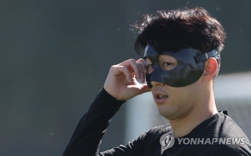 South Korean captain Son Heung-min adjusts his mask during a training session for the FIFA World Cup at Al Egla Training Site in Doha on Nov. 23, 2022. (Yonhap)