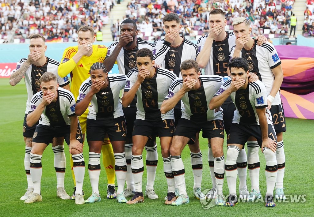 (World Cup) German players stage apparent protest vs. FIFA ban over armband