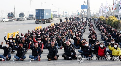 투쟁 구호 외치는 인천 화물연대 노동자들