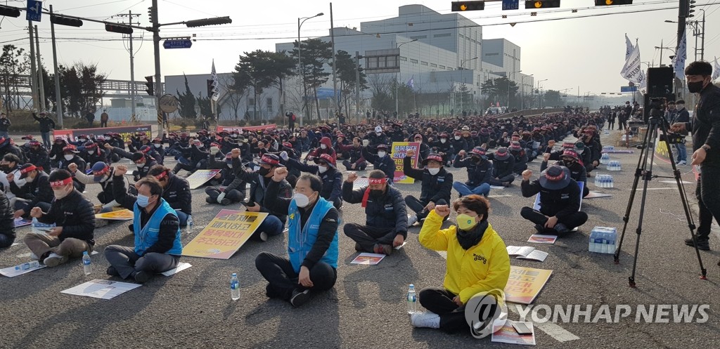 충남 화물연대 총파업 출정식에 참가한 조합원들