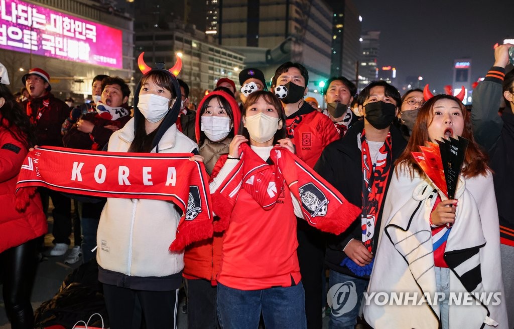 경기에 집중한 붉은 악마