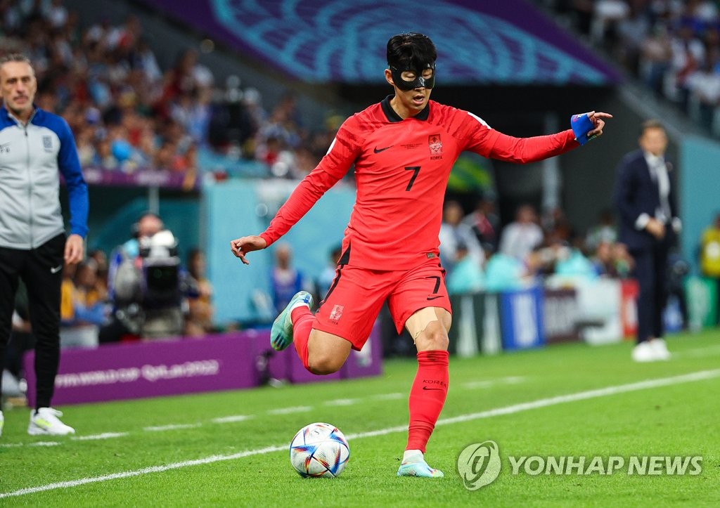 El capitán de la selección de Corea del Sur, Son Heung-min, trata de hacer un pase contra Uruguay, el 24 de noviembre de 2022 (hora local), en el primer partido de los dos países del Grupo H, de la Copa Mundial, en el estadio de la Ciudad de la Educación, en Rayán, al oeste de Doha.