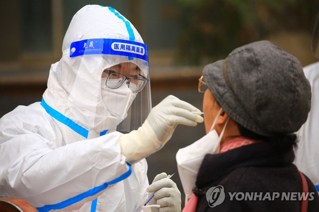 간쑤성 자위관시에서 코로나19 검사하는 주민