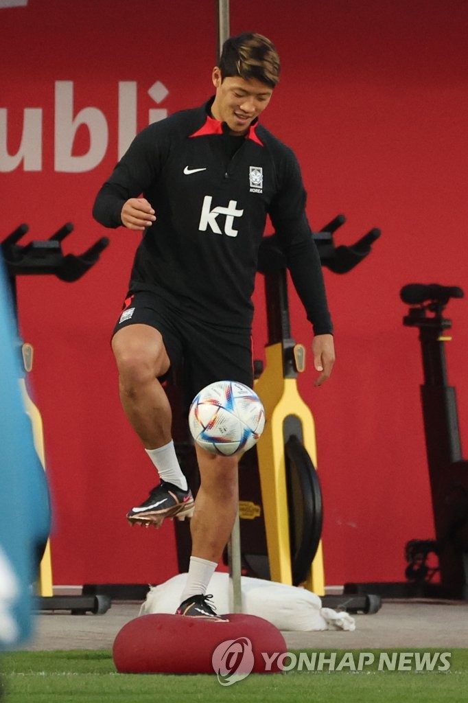 South Korean midfielder Hwang Hee-chan trains for the FIFA World Cup at Al Egla Training Site in Doha on Nov. 26, 2022. (Yonhap)