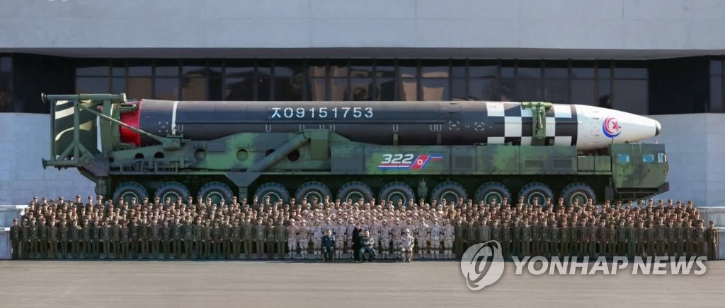 L'Agence centrale de presse nord-coréenne KCNA a rapporté le dimanche 27 novembre 2022 que le président de la Commission des affaires de l'Etat nord-coréenne, Kim Jong-un, a effectué une séance photos avec le personnel qui a contribué au développement et au lancement avec succès, selon la KCNA, du missile balistique intercontinental (ICBM) le 18 novembre. La date de cette séance photos n'a pas été précisée. Kim est accompagné par sa fille aînée, Kim Ju-ae, 2e parmi ses 3 enfants. (Utilisation en Corée du Sud uniquement et redistribution interdite)
