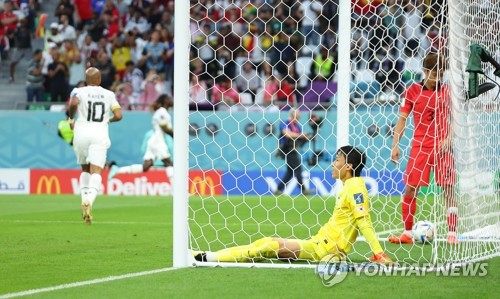(كأس العالم) انتهاء الشوط الأول للمباراة بين كوريا الجنوبية وغانا بتقدم غانا بهدفين