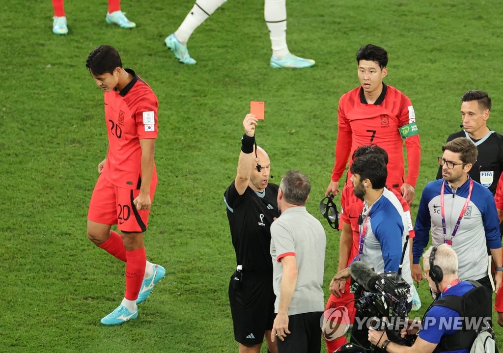 South Korea head coach Paulo Bento (C) is shown a red card by referee Anthony Taylor after his team's Group H match of the FIFA World Cup against Ghana at Education City Stadium in Al Rayyan, west of Doha, on Nov. 28, 2022. (Yonhap)