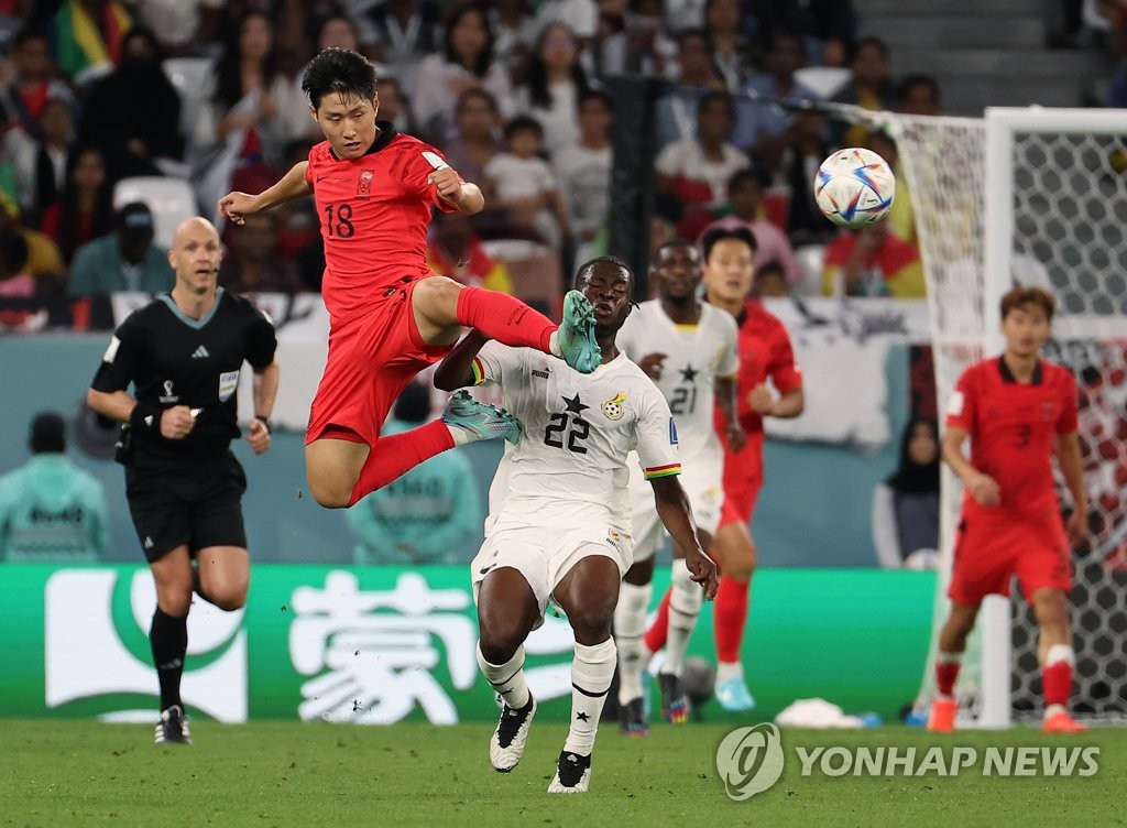 Lee Kang-in of South Korea and Kamaldeen Sulemana of Ghana battle for the ball during the countries' Group H match at the FIFA World Cup at Education City Stadium in Al Rayyan, west of Doha, on Nov. 28, 2022. (Yonhap)