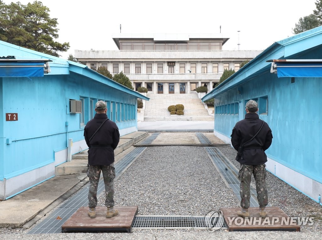 Los soldados hacen guardia, el 29 de noviembre de 2022, en el Área de Seguridad Conjunta (JSA, según sus siglas en inglés) en la aldea de la tregua intercoreana de Panmunjom, dentro de la Zona Desmilitarizada, que separa las dos Coreas. (Fotografía del cuerpo de prensa. Prohibida su reventa y archivo).