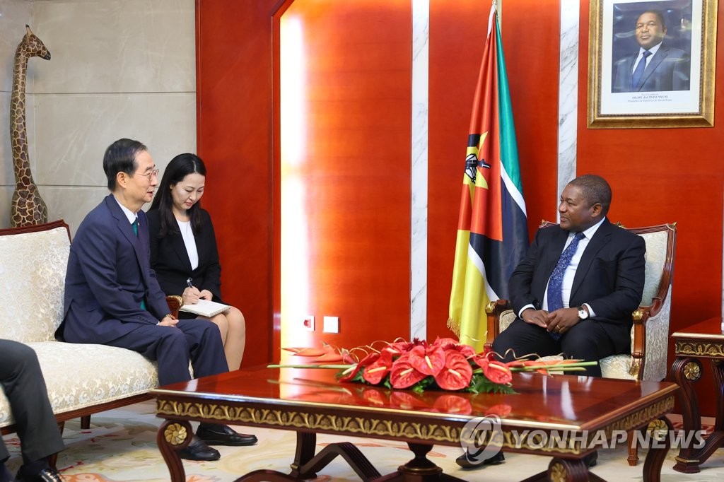 S. Korean PM Meets Mozambican President | Yonhap News Agency