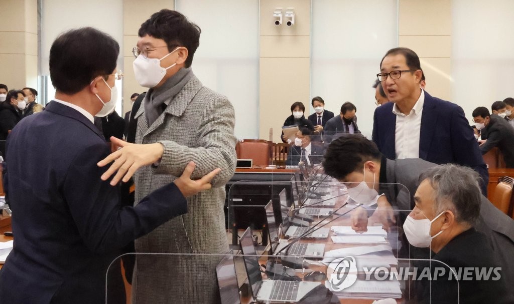 발언권 문제로 다투는 여야