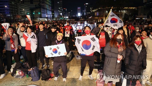 هتافات مشجعي المنتخب الكوري الجنوبي في ميدان كوانغ هوا-مون