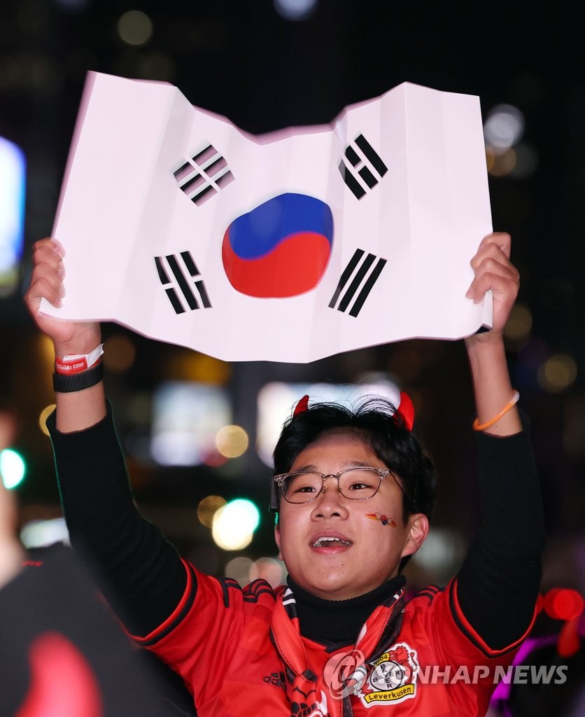 تشجيع المنتخب الكوري الجنوبي في ميدان كوانغ هوا-مون