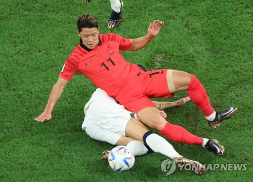 (كأس العالم)هوانغ هي تشان يسجل الهدف الثاني للمنتخب الكوري الجنوبي في الدقيقة الـ46 في الشوط الثاني