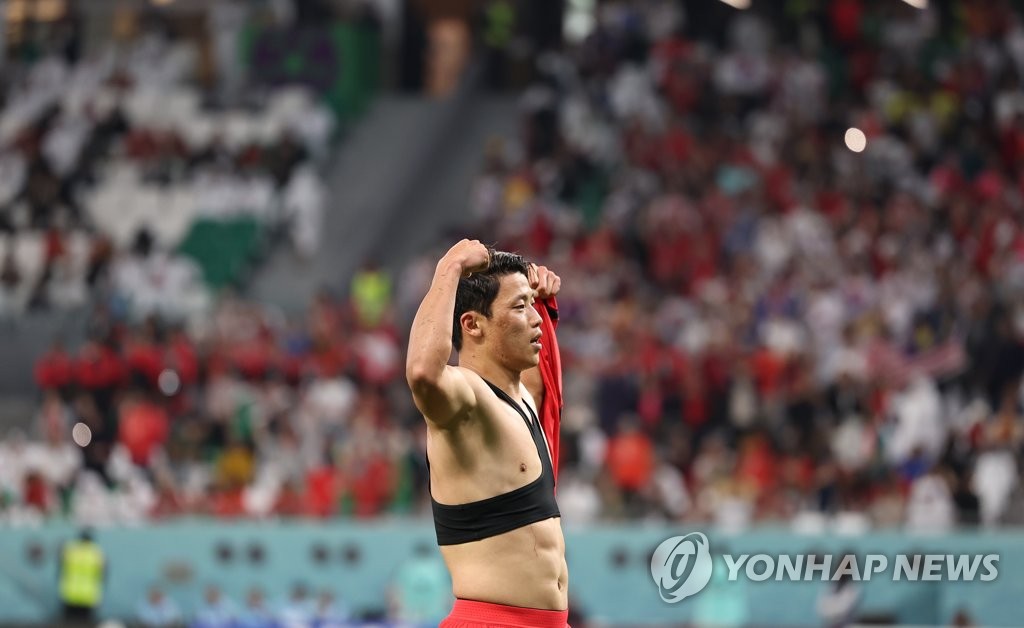 El futbolista surcoreano Hwang Hee-chan celebra tras meter el segundo gol del partido de Corea del Sur contra Portugal, del Grupo H de la Copa Mundial, el 2 de diciembre de 2022 (hora local), en el estadio de la Ciudad de la Educación, en Rayán, al oeste de Doha, Catar. 