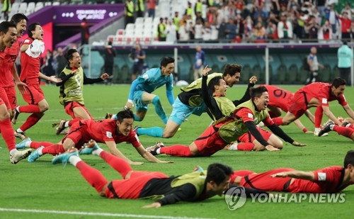 South Korean players celebrate their 2-1 victory over Portugal in the teams' Group H match to clinch a knockout berth at the FIFA World Cup at Education City Stadium in Al Rayyan, west of Doha, on Dec. 2, 2022. (Yonhap)