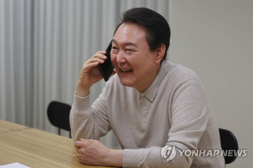 尹大統領は３日、Ｗ杯で１６強入りした韓国代表のベント監督や主将の孫興ミン（ソン・フンミン）選手を電話で激励した（大統領室提供）＝（聯合ニュース）≪転載・転用禁止≫