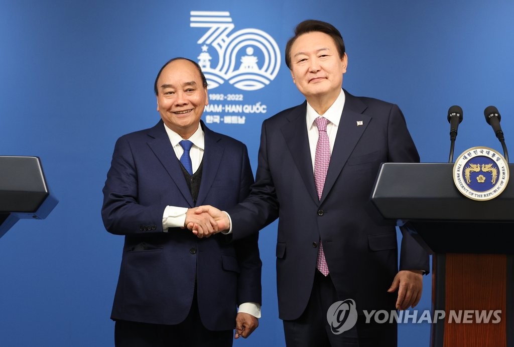 악수하는 윤 대통령과 푹 베트남 국가주석