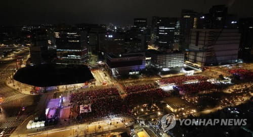 韓国―ブラジル戦の応援のため光化門広場には大勢の人が集まった＝６日、ソウル（聯合ニュース）