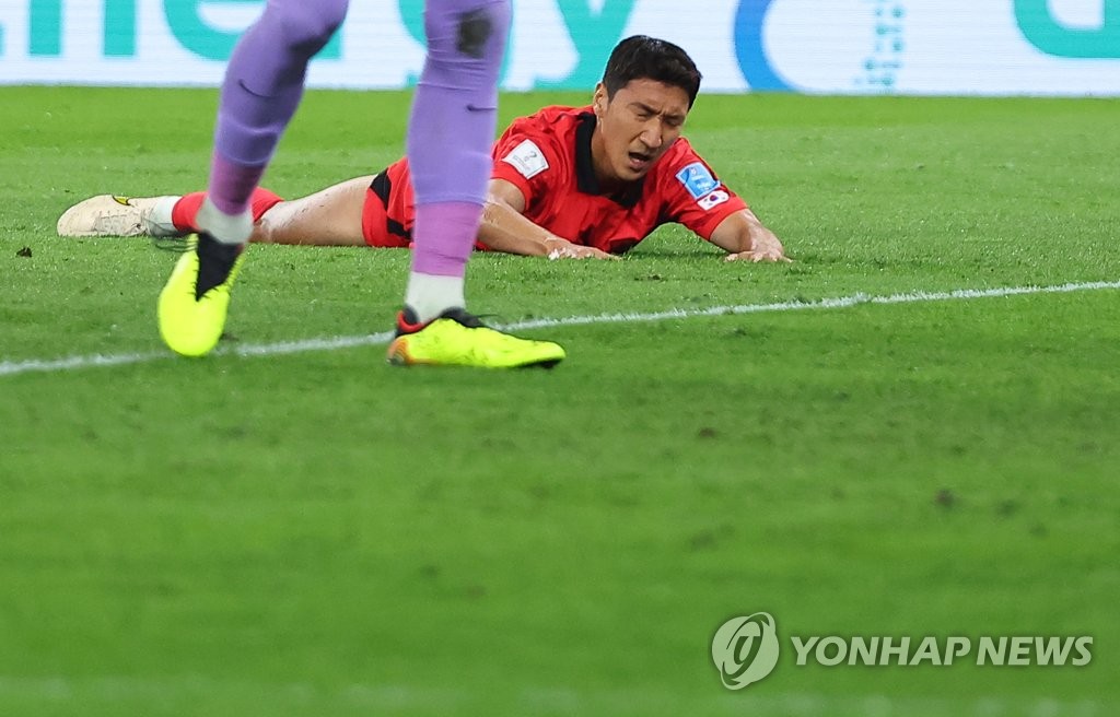 Jung Woo-young of South Korea reacts to a goal by Vinicius Junior of Brazil during the countries' round of 16 match at the FIFA World Cup at Stadium 974 in Doha on Dec. 5, 2022. (Yonhap)