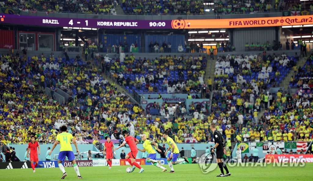 (كأس العالم) الرئيس يون يشجع المنتخب الكوري الجنوبي بعد الخروج من بطولة كأس العالم - 1