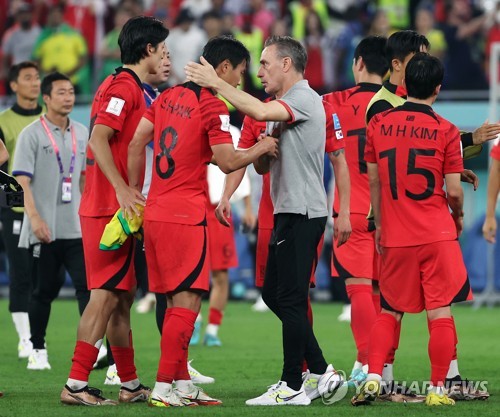 (World Cup) S. Korean players thank departing coach for 4 memorable years