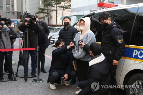 Une femme âgée de 34 ans et accusée d'avoir gardé le corps de sa fille morte dans un récipient en plastique pendant trois ans arrive le mardi 6 décembre 2022 à la Cour du district d'Uijeongbu, juste au nord de Séoul, pour une audience destinée à décider de son éventuelle arrestation. 