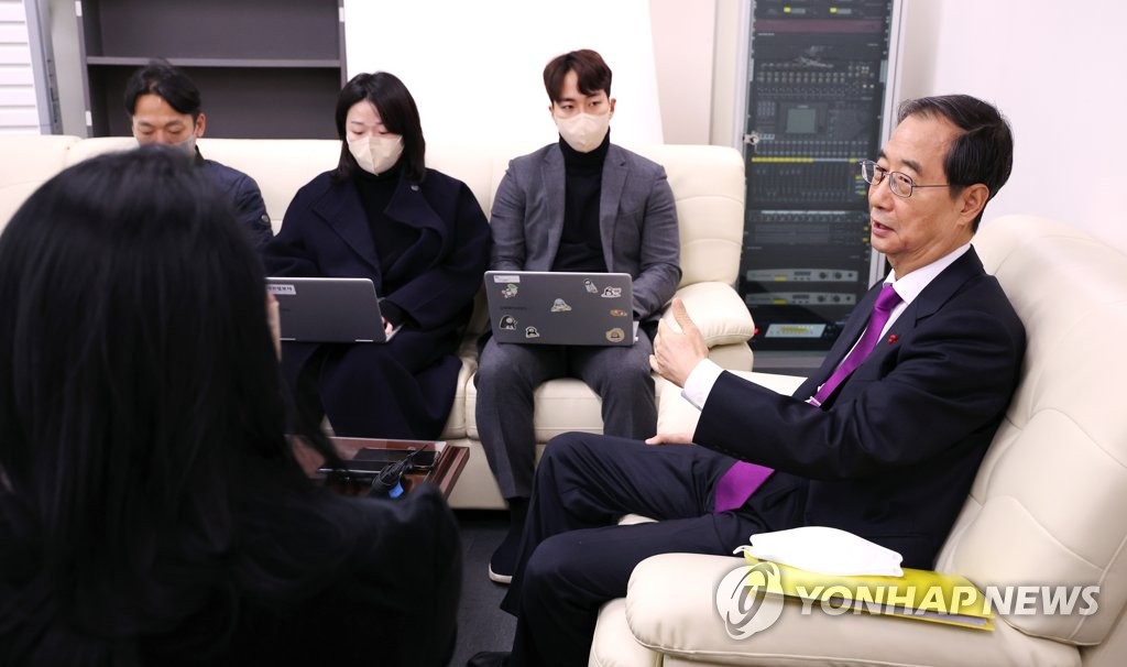 출입기자단과 간담회 하는 한덕수 총리