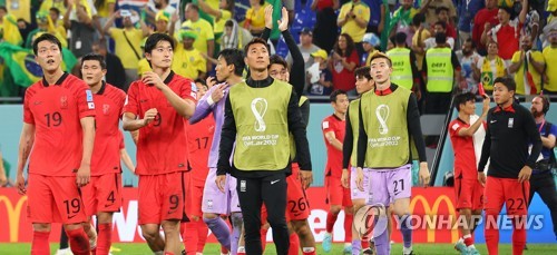 (World Cup) S. Korean players return home after knockout appearance in Qatar