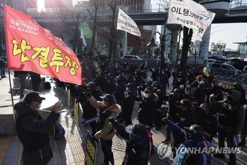 韓国政府が物流ストの制裁着手　業務開始命令違反で初の告発