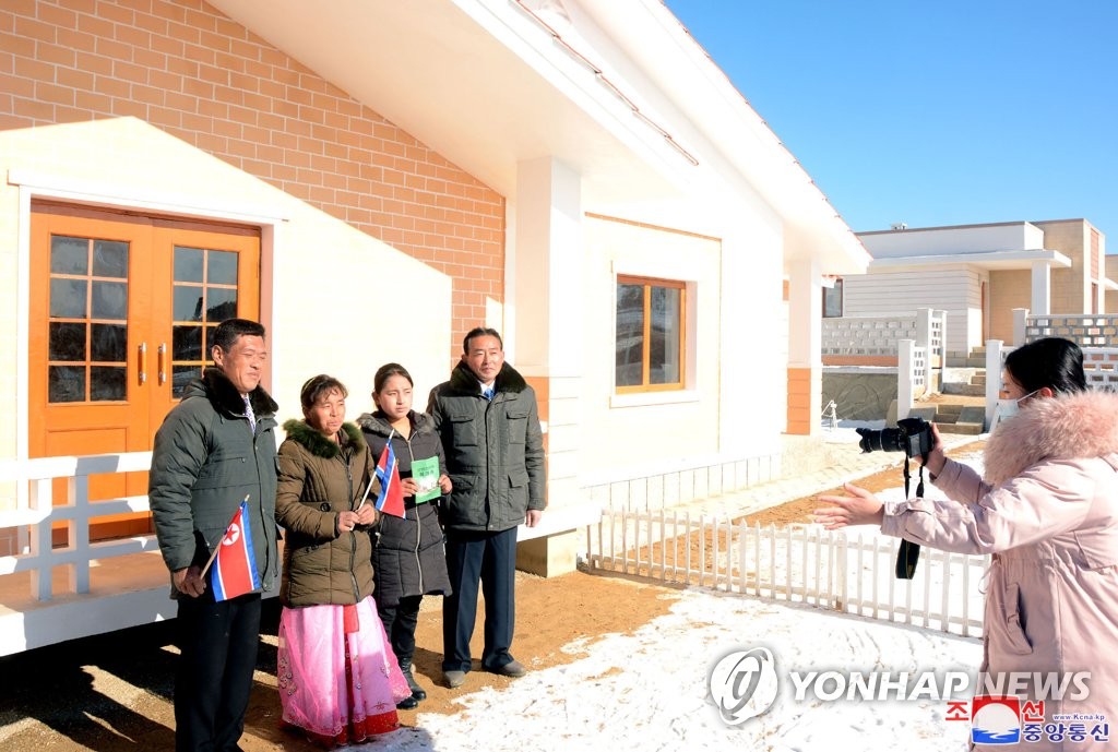 북한 농촌에서 새집들이 행사