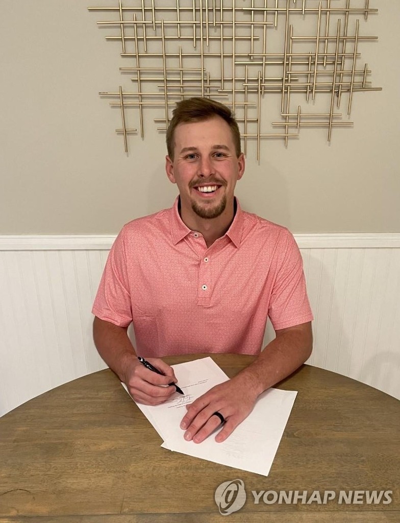 The SSG Landers' new pitcher Kirk McCarty signs his contract with the Korea Baseball Organization club on Dec. 8, 2022, in this photo provided by the Landers. (PHOTO NOT FOR SALE) (Yonhap)