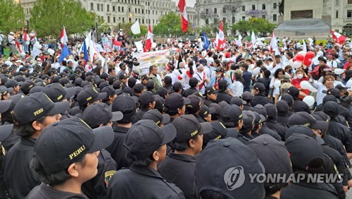 혼돈의 페루…도심 광장 '장갑차' 너머 시위 물결