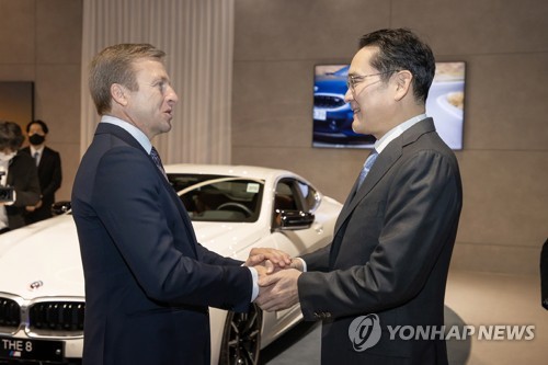 El presidente de Samsung con el presidente de BMW