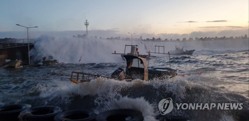 삼척 대진항 덮치는 무서운 너울성 파도