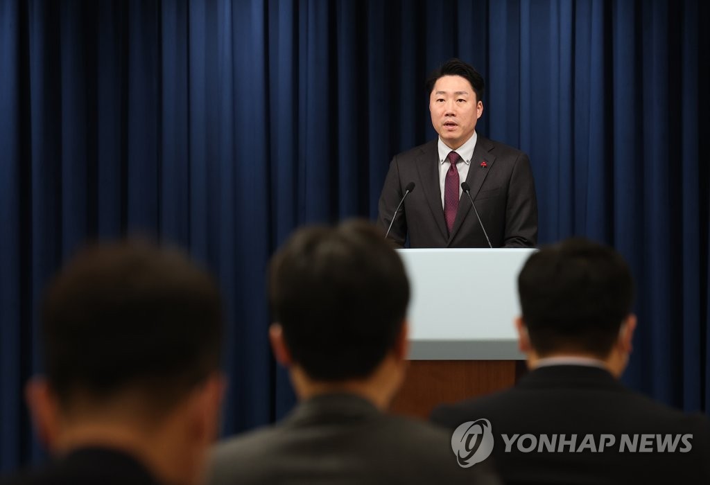 Deputy presidential spokesperson Lee Jae-myoung briefs reporters at the presidential office in Seoul on Dec. 26, 2022. (Yonhap)