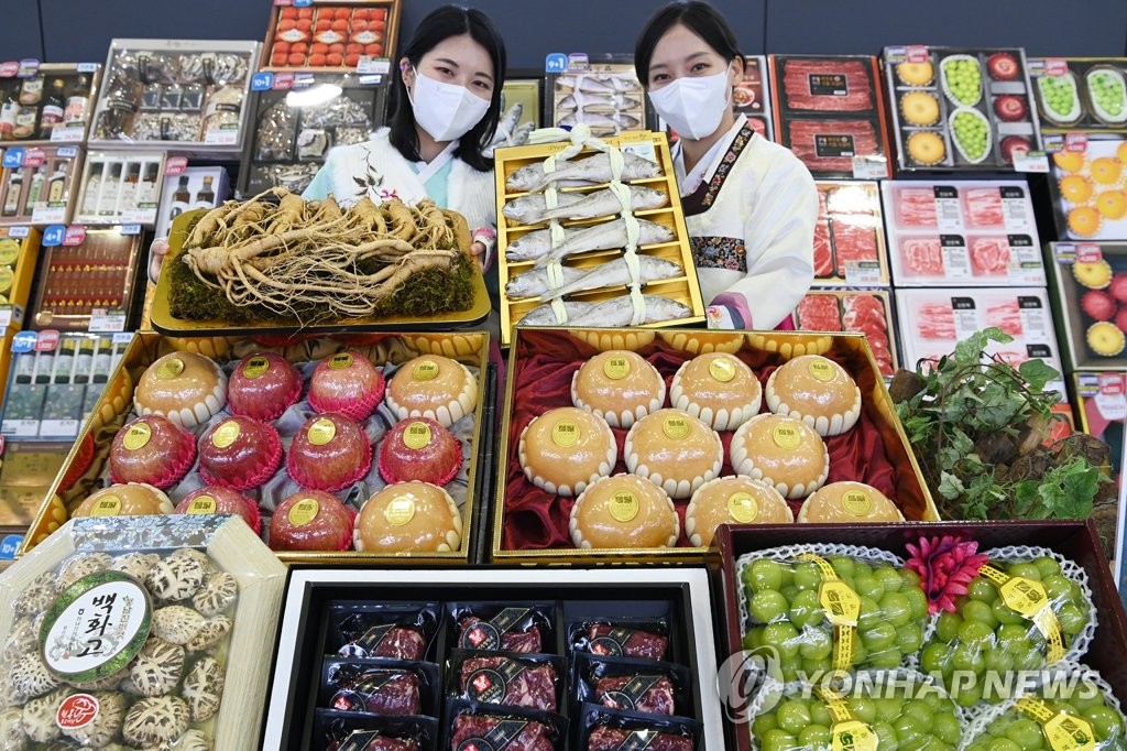 Models pose with gift packages composed of agricultural products for the Lunar New Year, in this file photo released by NH Nonghyup Hanaro Mart on Dec. 27, 2022. (PHOTO NOT FOR SALE) (Yonhap)
