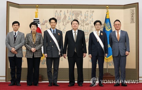 尹大統領　「イカゲーム」監督と主演男優に文化勲章を授与