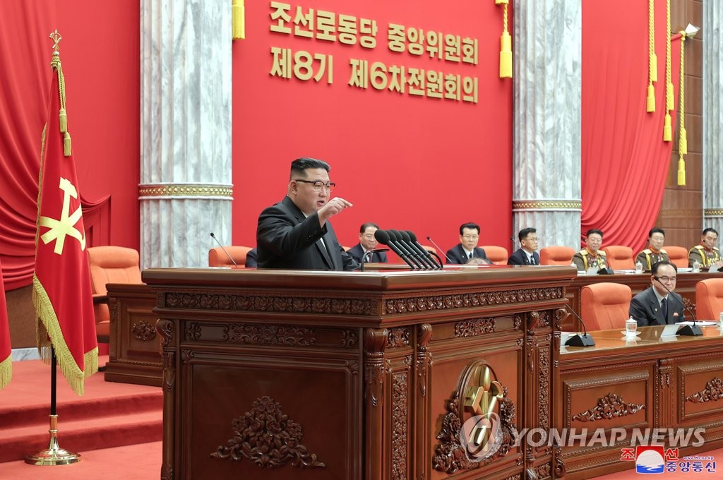 Le dirigeant nord-coréen Kim Jong-un présente les résultats de la réunion plénière du Parti du travail de Corée (WPK) qui a été organisée pour définir les principales orientations politiques de Pyongyang pour la nouvelle année, rapporte le 1er janvier 2023 l'Agence centrale de presse nord-coréenne (KCNA). (Utilisation en Corée du Sud uniquement et redistribution interdite)