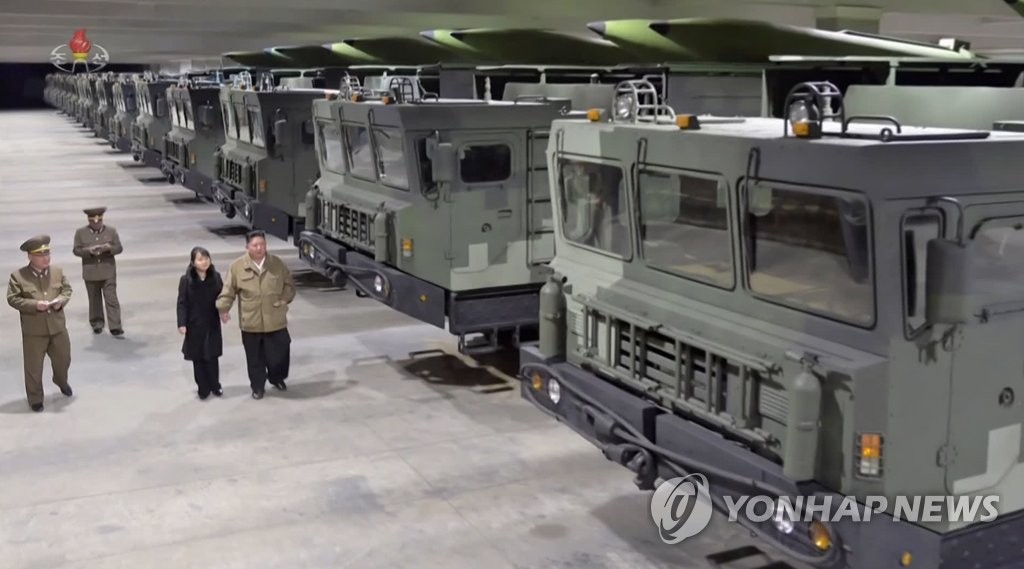 La foto, capturada, el 1 de enero de 2023, de las imágenes de la Estación Central de Televisión de Corea del Norte (KCTV, según sus siglas en inglés), muestra al presidente del Comité de Asuntos de Estado norcoreano, Kim Jong-un (dcha.), caminando de la mano de su hija, quien se presume que es su segundogénita, Ju-ae, al lado de lo que parecen ser misiles KN-23, diseñados con base en el misil balístico Iskander de Rusia. (Uso exclusivo dentro de Corea del Sur. Prohibida su distribución parcial o total) 