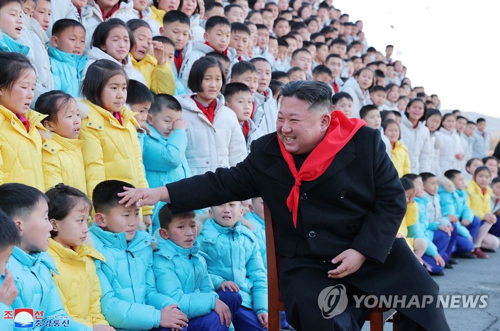 김정은, 조선소년단 제9차 대회 대표들과 기념사진