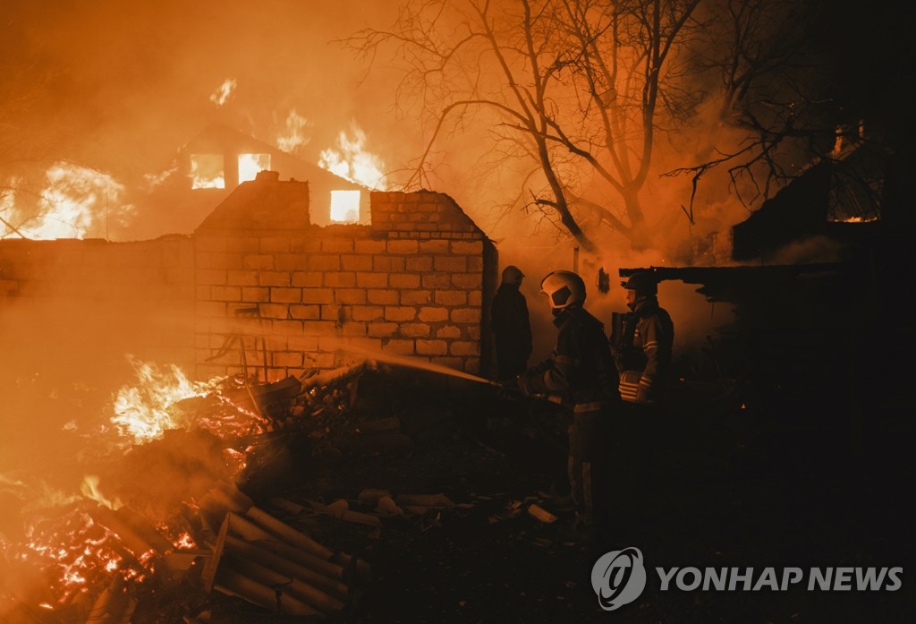 러시아군 포격 후 우크라 민가에 난 불